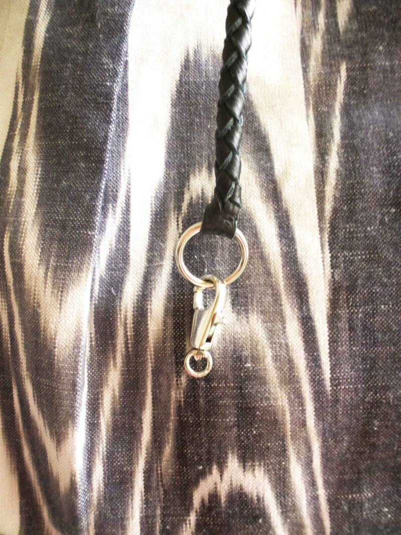 Schlüsselring der Schultertasche von KikieKoch Procida aus schwarz-weissem Ikat Stoff.