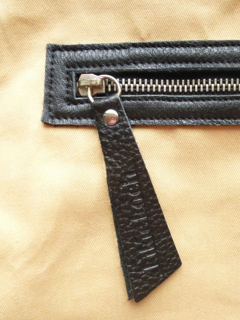 Innentasche mit Reissverschluss der Schultertasche von KikieKoch Procida aus schwarz-weissem Ikat Stoff.