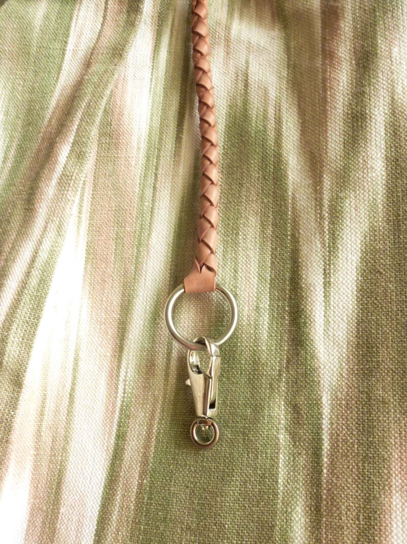 Schlüsselring der Schultertasche von KikieKoch Procida aus braun-grünem Ikat Stoff.