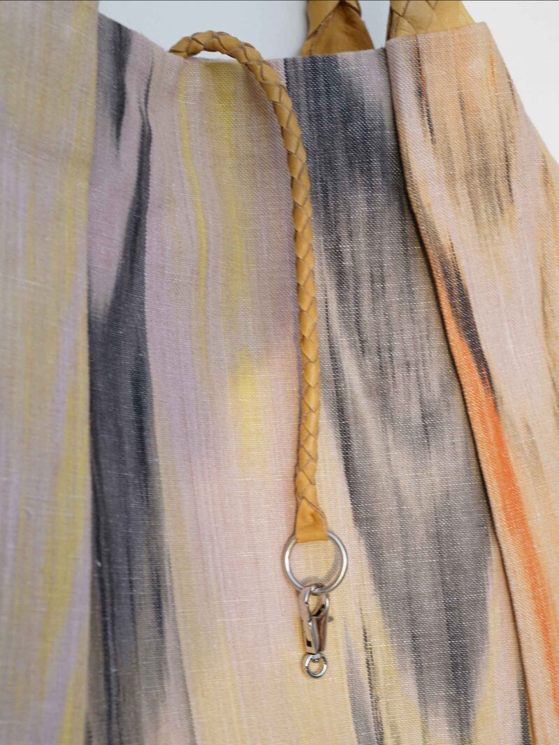 Schlüsselring der Schultertasche von KikieKoch Procida aus mehrfarbigem Ikat Stoff.