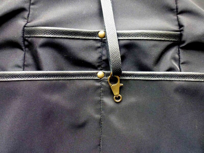 Offene Innentaschen und Schlüsselring der Schultertasche von KikieKoch Procida aus schwarz-weissem Ikat Stoff.