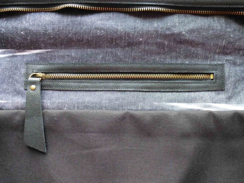 Innentasche mit Reissverschluss der Reisetasche Epomeo, weekender cabin size aus schwarz-weissem Ikat Stoff - handgemacht von KikieKoch.
