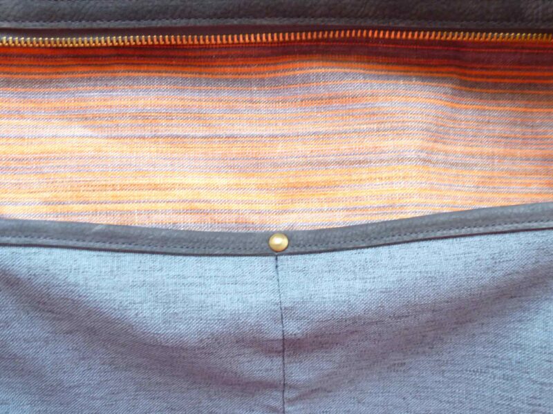 Innentaschen mit Lederrand der Reisetasche Epomeo, weekender cabin size aus orange-grauem Ikat Stoff - handgemacht von KikieKoch.