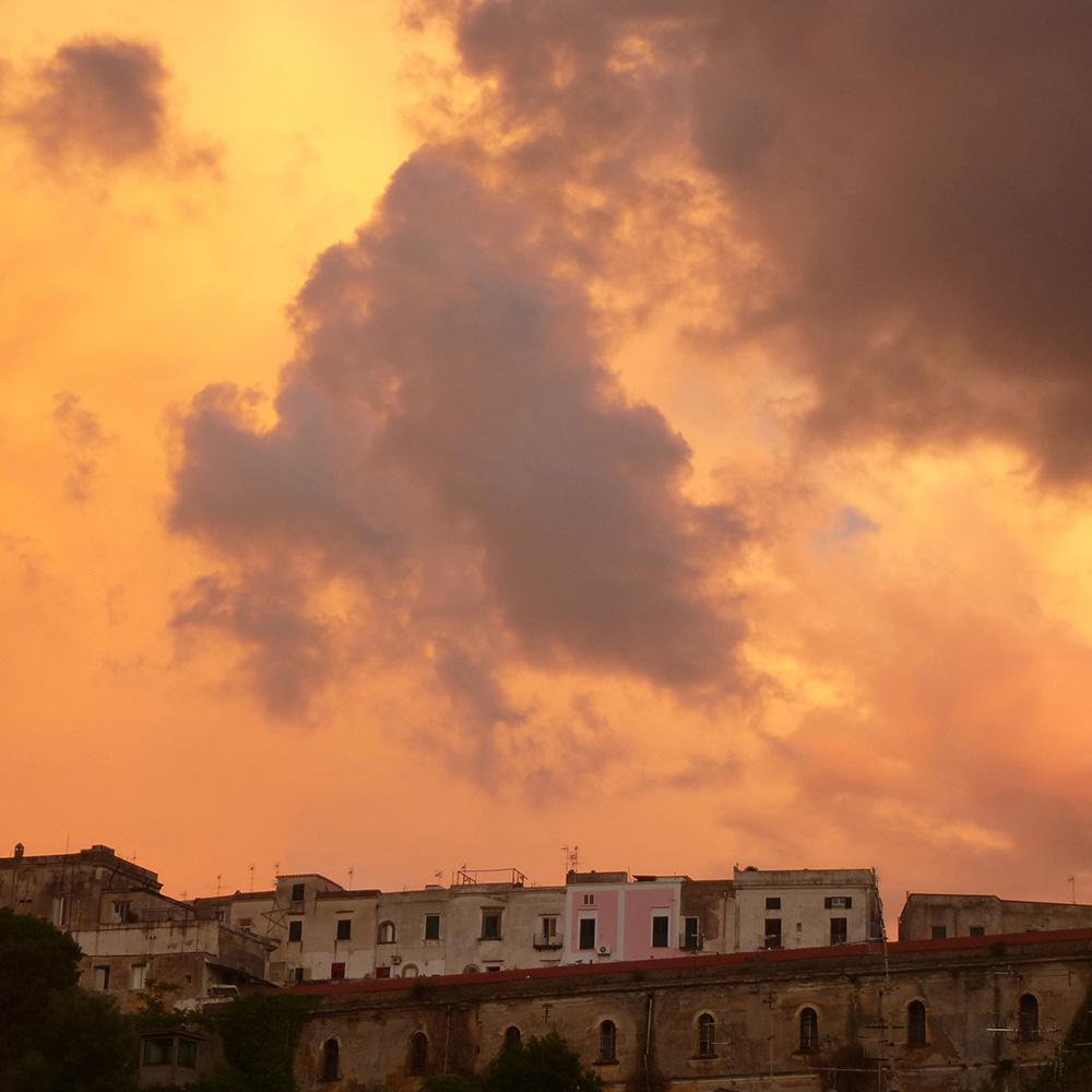 Terra Murata, der älteste Stadtkern von Procida bei Sonnenuntergang.