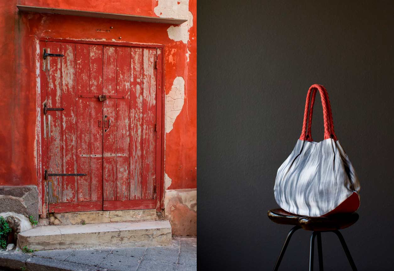 Links: Procida, Hausmauer mit Tor rot gestrichen und verwittert. Rechts: KikieKoch Tasche aus grau-weissem Ikat Stoff mit rundgeflochten Trägern und Boden aus rotem Rindsleder.